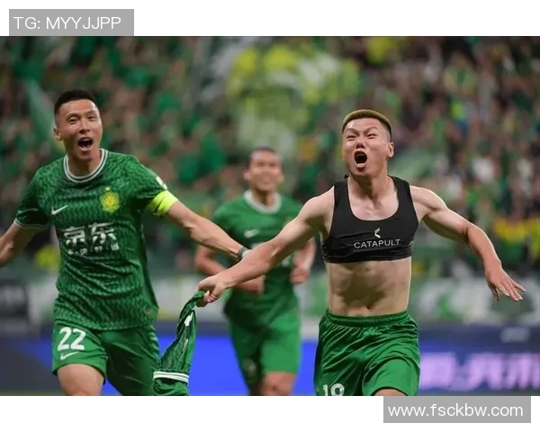 足球明星魅力尽显封面照展现运动之美与个性风采